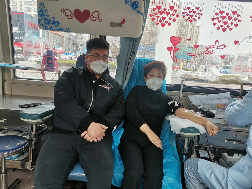 1血站质控科长刘莉在河东献血点参加“学理论、悟思想、见行动、创一流”志愿服务，利用志愿服务间隙献血300毫升，献血总量达8600毫升。.jpg