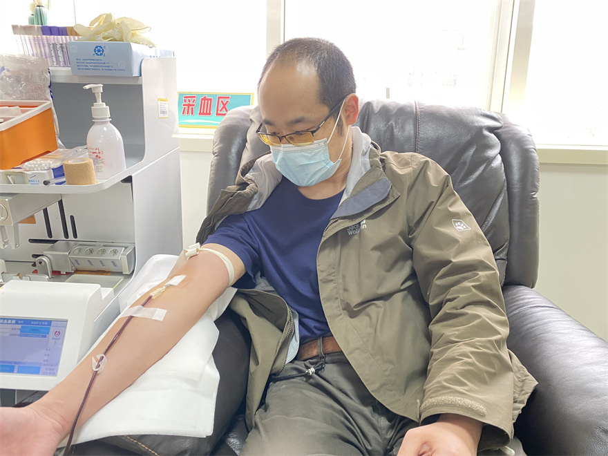 2临沂卫校老师石磊，累计全血6次2400ml，血小板4次5个治疗量。他表示自己向为一名卫生学校的老师，有义务也有必要参加无偿献血，让自己无偿献血的行为感染自己的学生和身边人，能让更多的人知道献血有益身体健康，只需小小的勇气而已。.jpg
