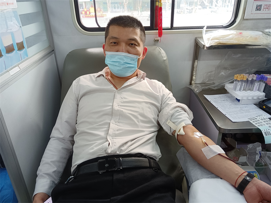 3义堂镇中心卫生院隽立钊，共无偿献血21次8200ml，他说“作为医院人员献血要从自身做起，我每年都坚持献血，参与无偿献血能够帮助到需要的患者。同时我也呼吁更多的爱心人士加入到无偿献血的队伍中来。”.jpg