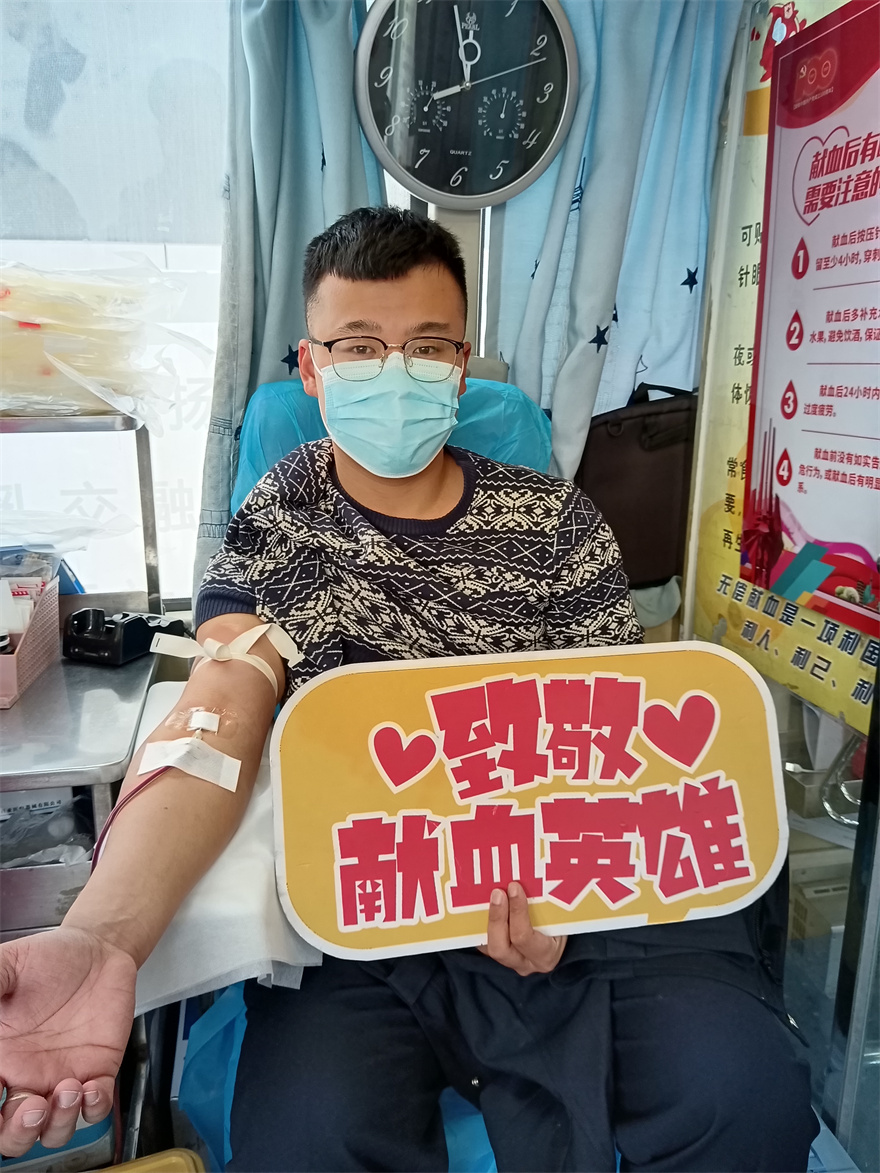 5因为疫情的原因，大街小巷冷冷清清，在汪沟镇红绿灯路口执勤的临沂市交警大队直属三大队汪沟中队的交警刘浩浩和同事在了解到血液库存偏低后毫不犹豫的撸袖献血，用自己的热血为我们注入了温暖和活力！他共献血3次，累计献血量1200毫升。.jpg