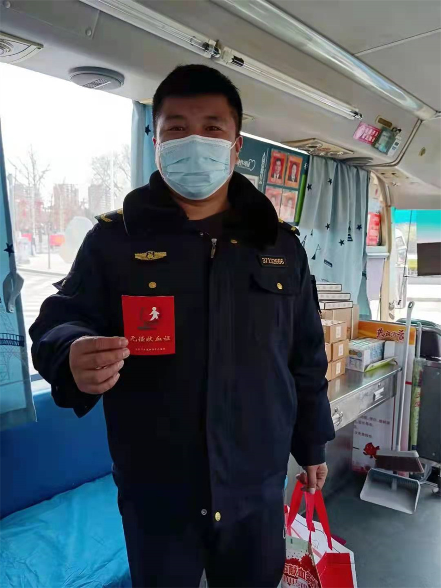 6郯城县人民广场岗亭执勤特警马辉利同志为保障血液安全供应贡献绵薄之力，马老师曾3次参加无偿献血，献血量达1100毫升。他说：“疫情期间，作为国家工作人员要做献血的表率，同时也为临床用血贡献自己的一份力量”。.jpg