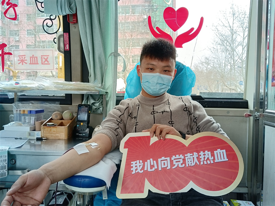 7曹殿鹏先生得知今天莒南献血点有献血车采血，专程从大店镇赶来参加无偿献血，本次献血400毫升。他表示无偿献血是利国利民的事情，也是大家伙的事，就要大家伙来做，人人为我，我为人人。.jpg