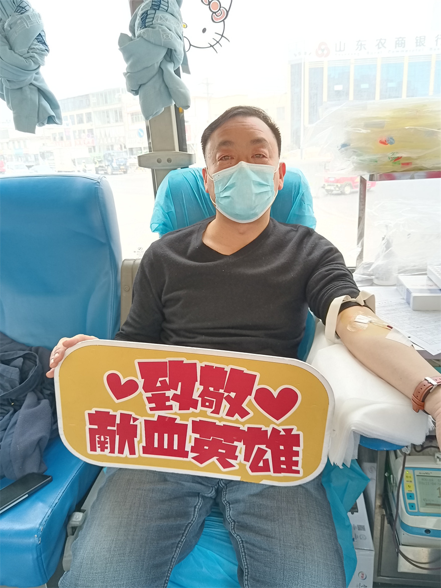 8汪沟镇一中的巩孝启在得知疫情期间，临床用血量不减的情况下，利用休息时间特地赶到献血车上奉献爱心！他共献血10次，累计献血量3800毫升。.jpg
