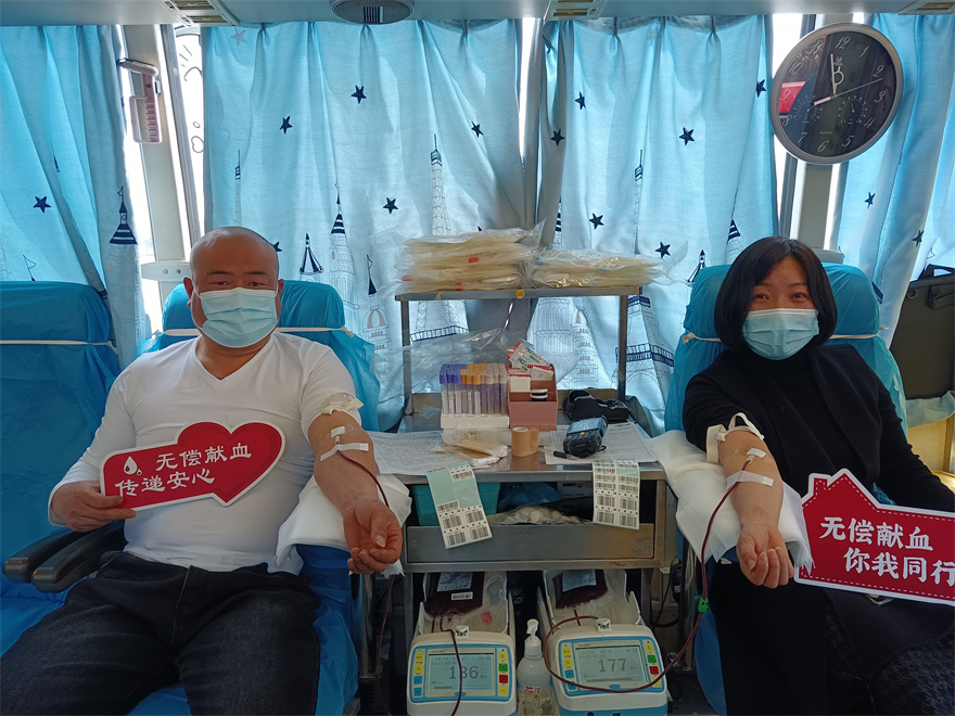2罗庄区汤庄办事处西大车村林俱乐夫妇参加无偿献血，林大哥6次献血累计献血量2400毫升，嫂子赵士玲第一次献血200毫升，夫妻俩携手献血，彰显人间大爱。.jpg