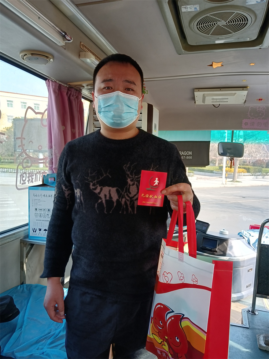 5郯城县郯城镇团结新村2组吴强强先生共无偿献血16次献血总量达6400毫升，他希望在疫情特殊时期，通过无偿献血可以为临沂贡献自己的一已之力，同时用自己的行为致敬雷锋月。.jpg