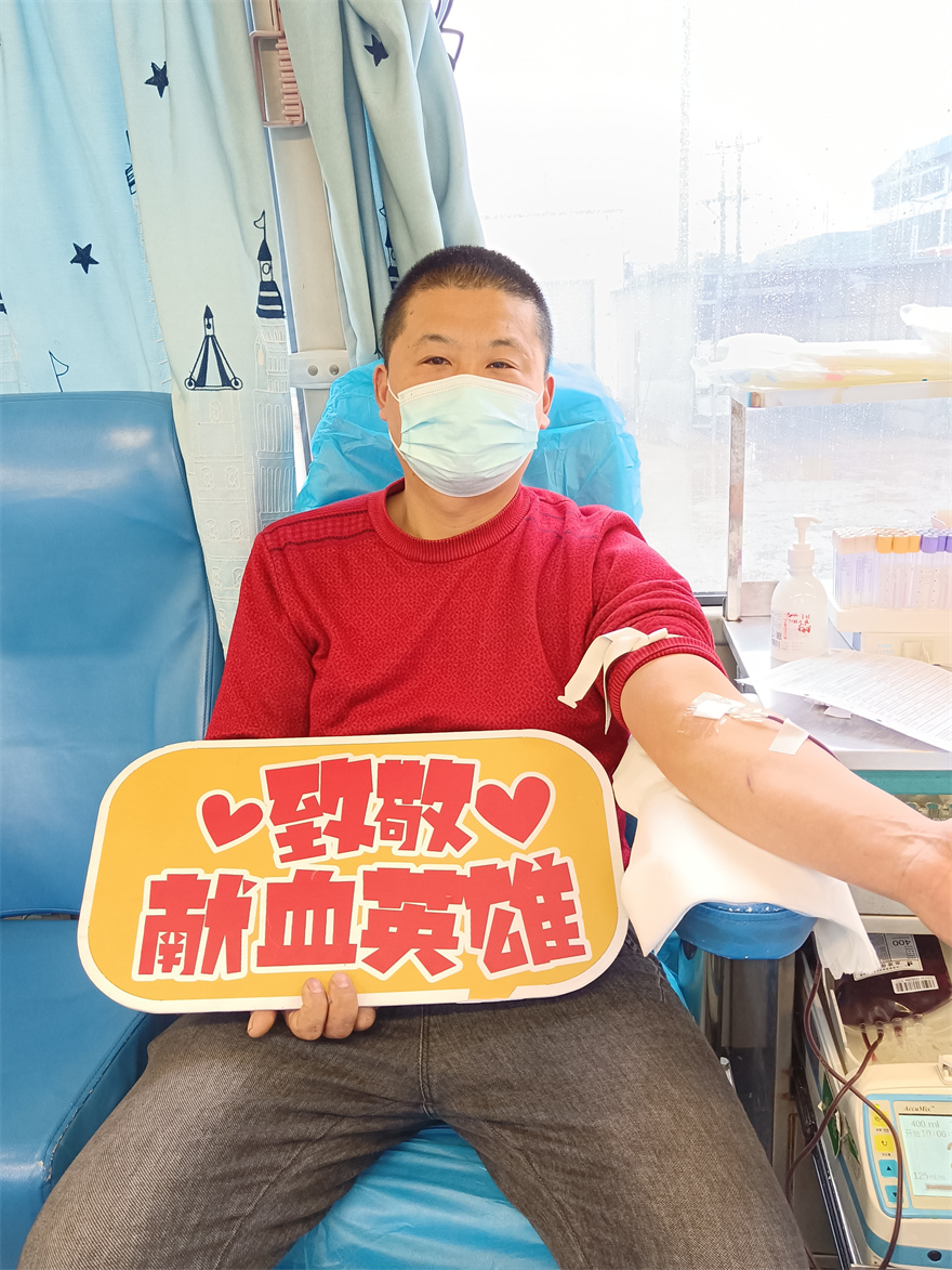 6罗庄区黄山镇柴口村的宋金玉，在收到招募信息后，马上来到献血车上，奉献爱心，完成他的第33次献血，累计献血量12900毫升。.jpg