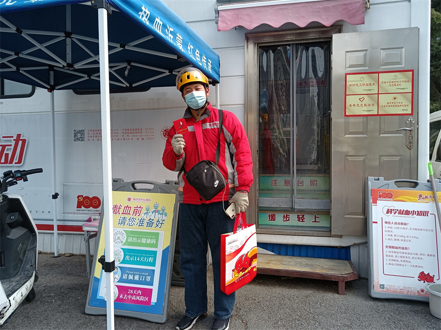 7外卖小哥文迪，收到短信来到广场献血屋参加无偿献血，他先后献血3次 ，累计献血1200毫升。文迪告诉工作人员，虽然自己没有什么英雄壮举，但是自己觉得每一位献血者都是英雄。.jpg