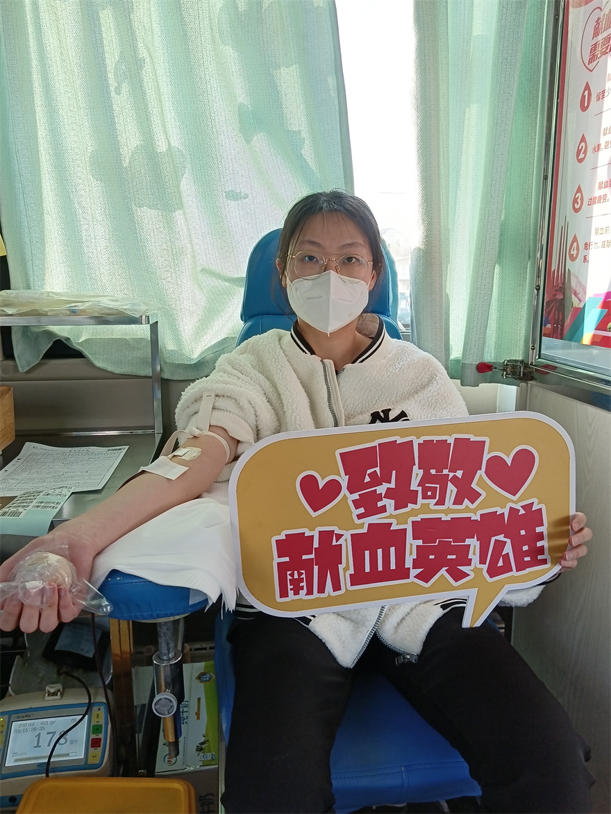 8血站职工陈晴志愿服务的同时不忘参加无偿献血，她和同事交流说咱们作为血站职工必须参加无偿献血，而且血液可以再生，人的生命只有一次。.jpg