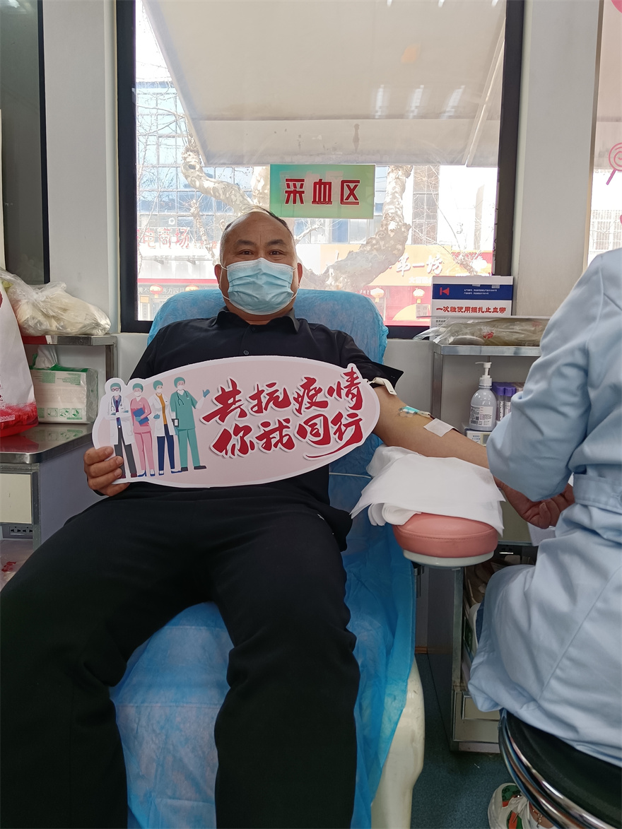费县卫健局陈昆先生，多处来坚持参加无偿献血，先后无偿献血16次，献血总量达900毫升。他是一名退役军人，退役不退色，无偿献血在路.......jpg