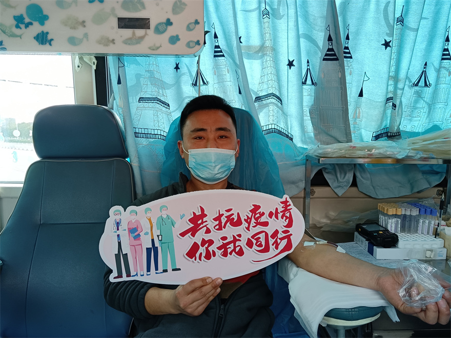 孔德宝先生，专程来到采血车参加无偿献血，献血3次，献血量1200毫升，他表示要用自己的健康血液回馈社会，将无偿献血坚持到底。.jpg