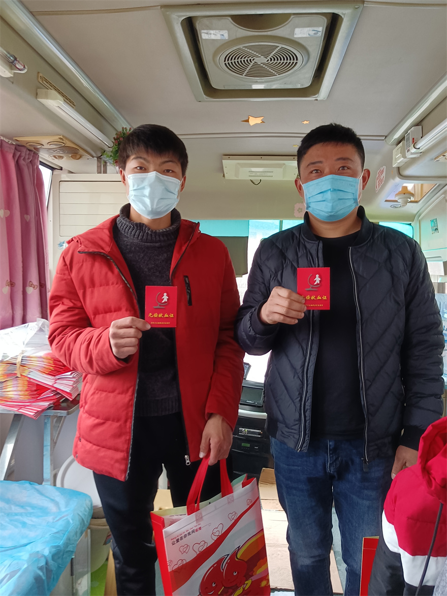 兰山区李官镇高著强（右）和同事孙建全一起参加无偿献血。其中，高先生献血20次，献血总量7800毫升，因为疫情原因高先生接到招募电话就带同事孙建全一起来献血。.jpg