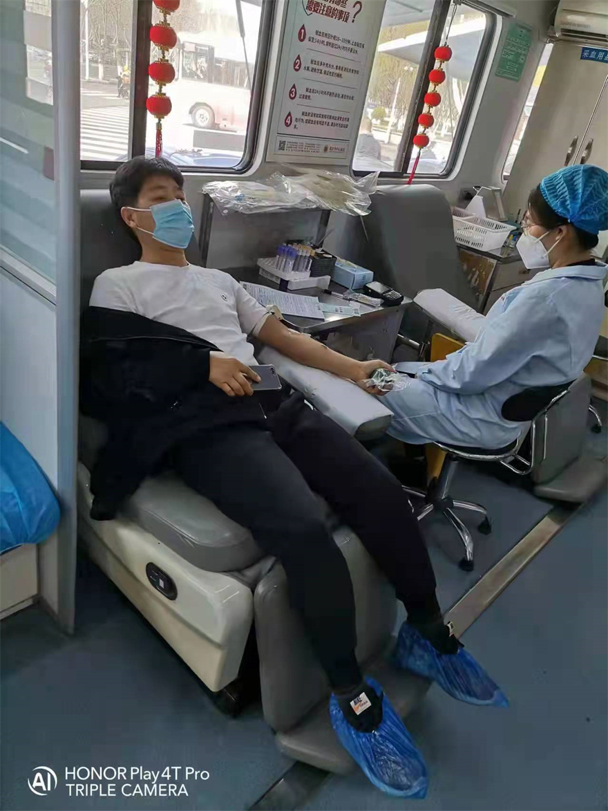苏彦湖是一名出租车司机，献血8次 ，献血量3100毫升。他告诉工作人员自己听说疫情原因最近血液库存低，联系了广场献血屋，动员周边出租车司机一起奉献爱心。本次共有9人参加无偿，献血总量3100毫升。.jpg
