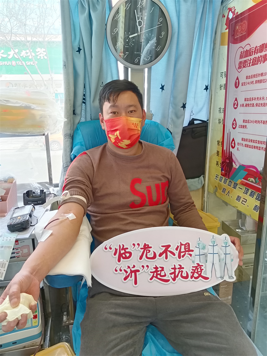 外卖小哥钱兆格在等餐时间了解献血常识，并在了解后把送餐订单退掉走上采血车完成了他第一次献血，成功献血400毫升。.jpg