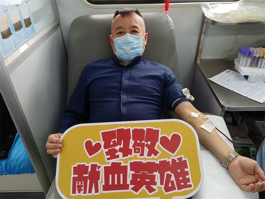 赵广平先生，无偿献血25次，献血总量10000毫升。赵先生告诉工作人员，他觉得献血有益身体健康，而且还能用自己的合格血液救助病患，作为沂蒙山人，无偿献血真的是和平年代的红色传承。.jpg