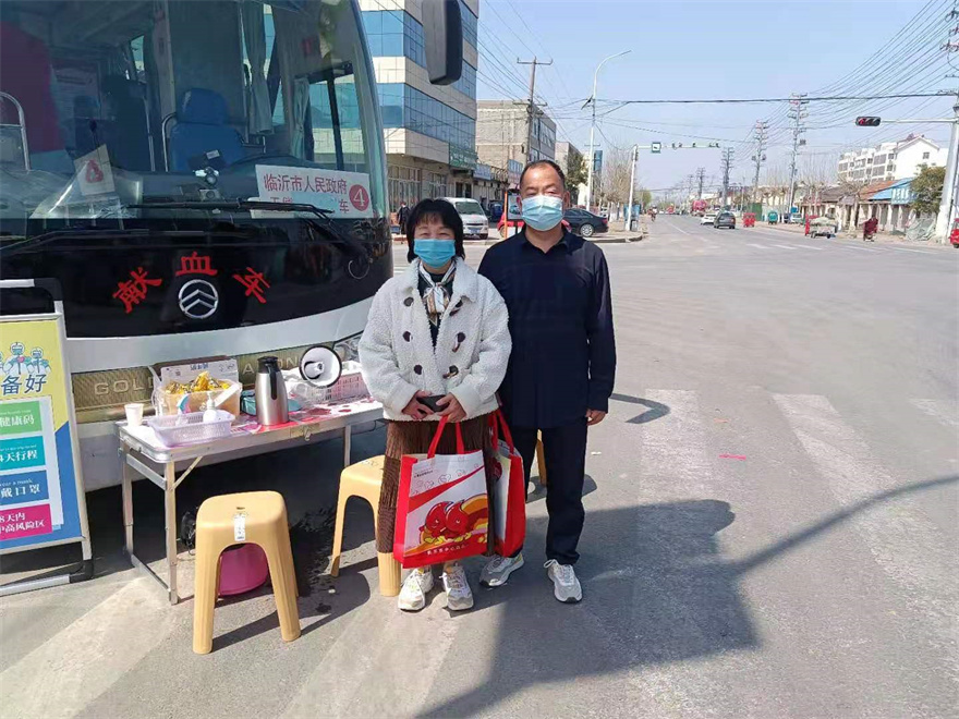 方城镇夫妻邵志国（男）累计献血4000毫升，韦廷玉（女）累计献血1000毫升。.jpg