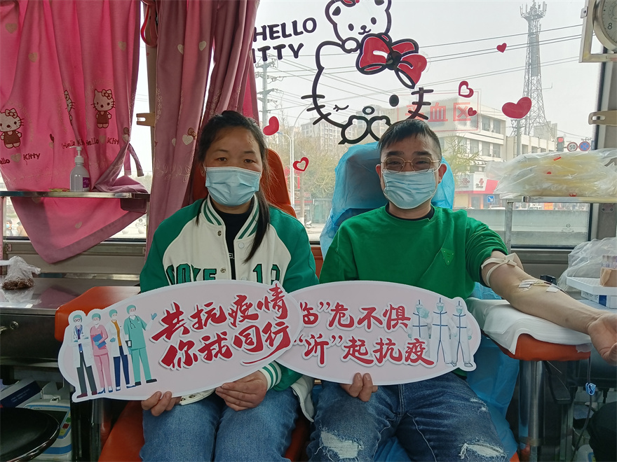 郯城县纪现波带着媳妇走上献血车，第一次献血，献血300毫升。.jpg