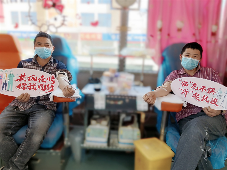 1半程镇冯立友（左）和冯立朋是双胞胎，利用工作休息间隙，初次献血，各献血400毫升。.jpg