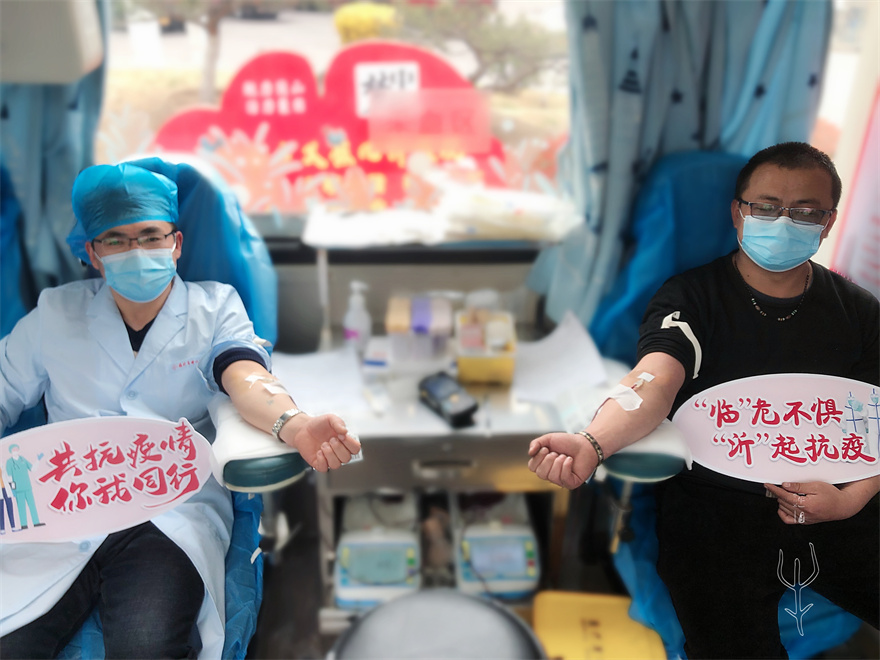 3高峰（左）市中心血站职工，累计献血22次8500毫升，表弟赵清海受到表哥的启发，第一次献成功400毫升。.jpg