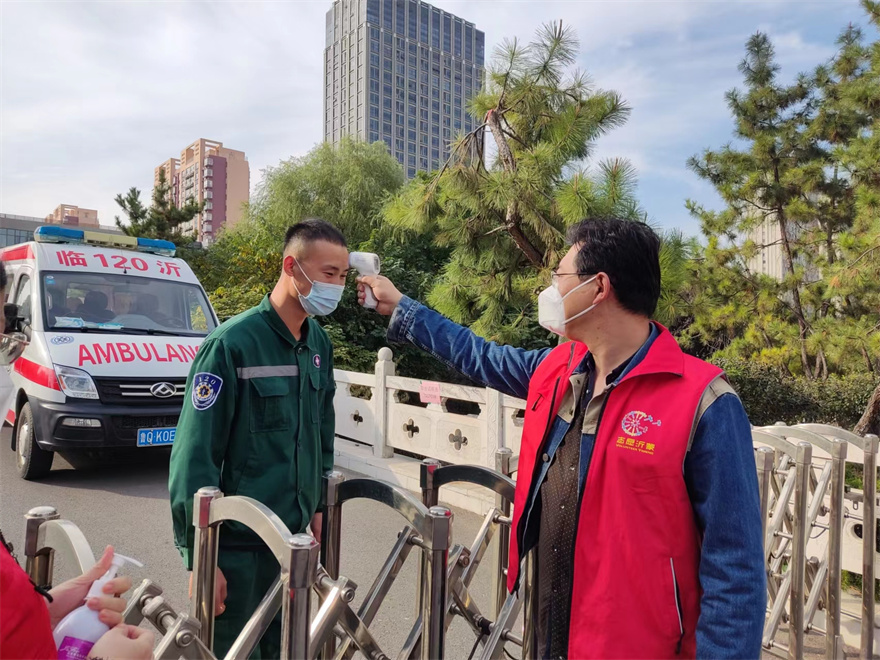 2022年10月28日，组织志愿者协助物业在单位入口处协助物业开展疫情防控工作，严格控制人员车辆出入。图为志愿者为外来人员测温。.jpg