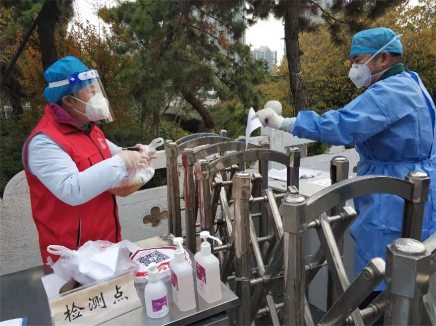 2022年10月27日，组织二十余人次志愿者到供血科协助进行血液交接。图为志愿者协助血液交接.jpg