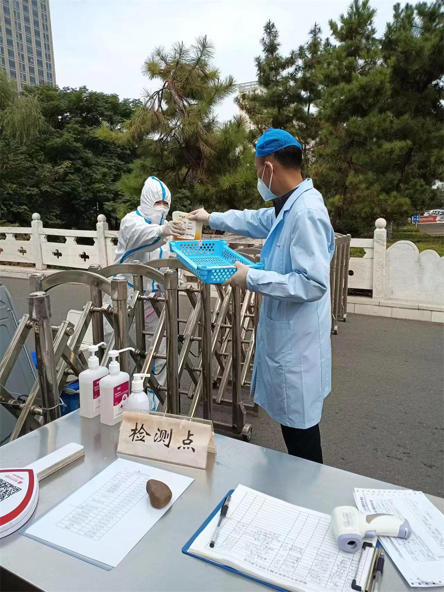 2022年10月27日，组织二十余人次志愿者到供血科协助进行血液交接。图为工作人员与取血人员进行交接血液.jpg
