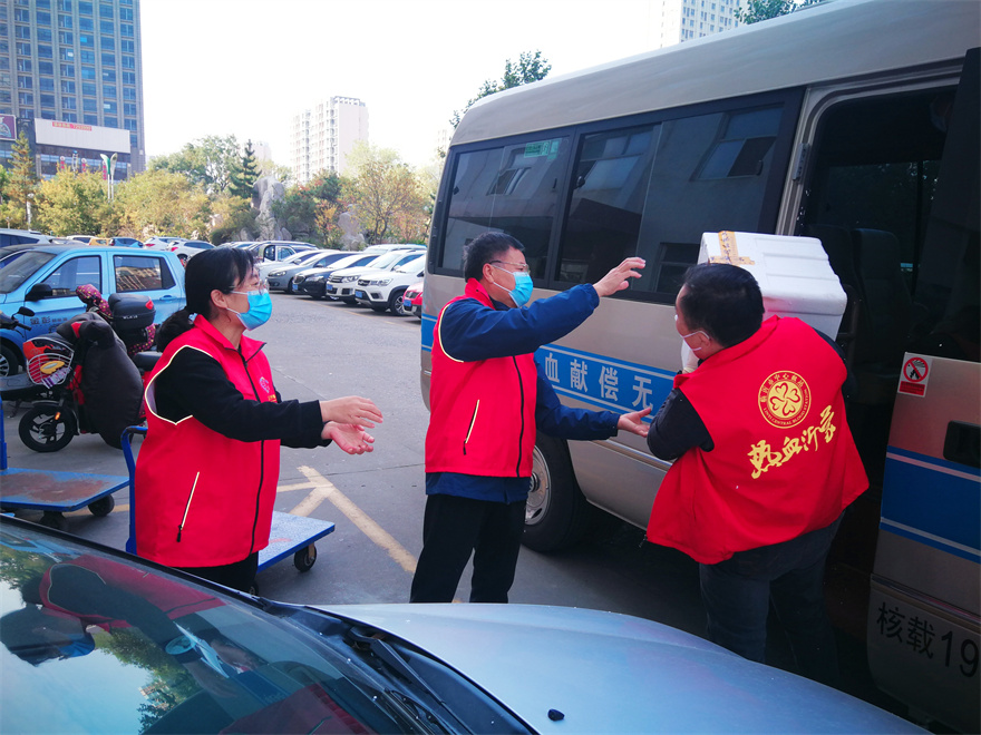 2022年10月29日，按照市政府统一安排，组织三十余名志愿者协助物业转运并发放蔬菜包。图为志愿者将转运蔬菜卸车现场1.jpg