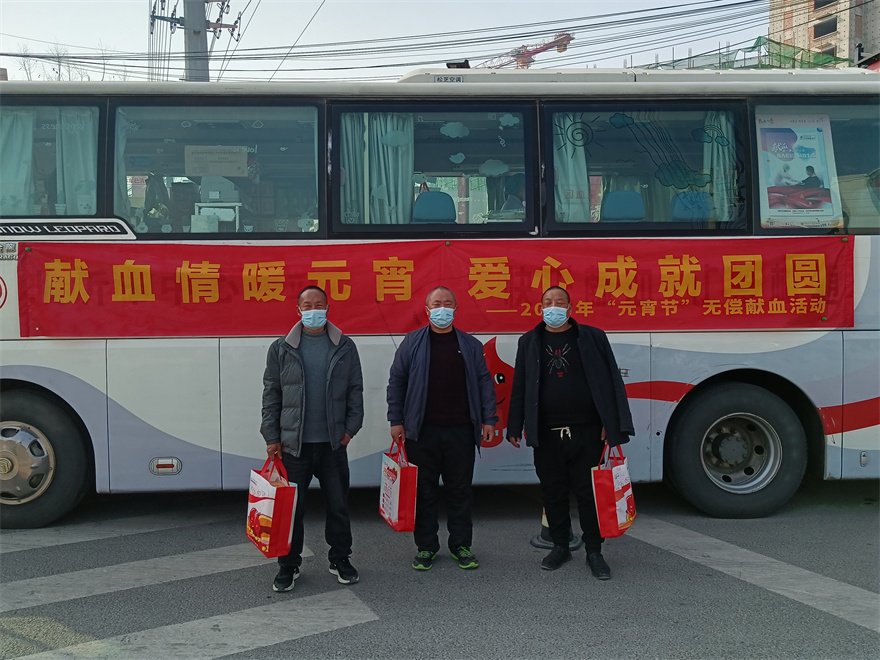 1 过节不停摆，爱心不打烊，元宵节当日，兰山区新桥镇郑军杰和朋友相邀一起捐献热血，奉献爱心！.jpg