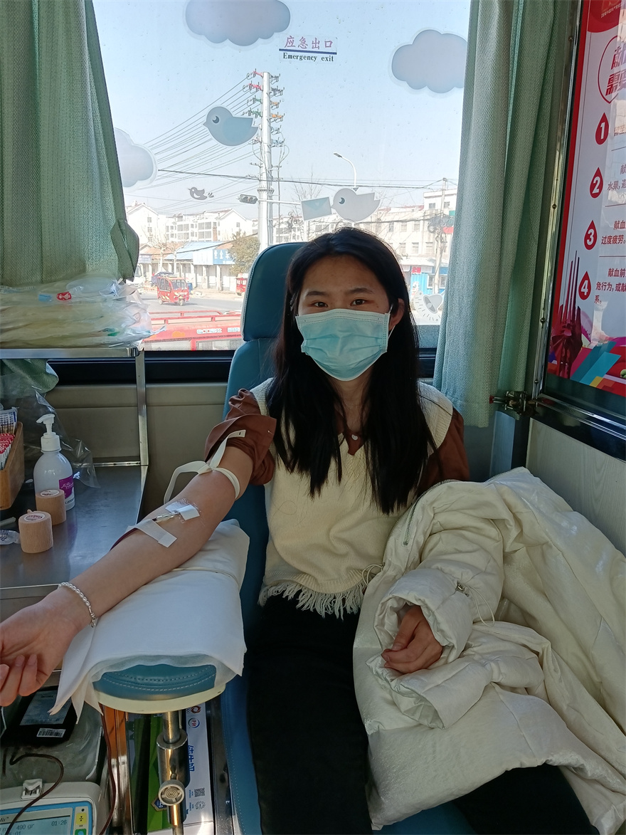方城卫生院刘成玲医生结束夜班工作后来献血 这是第二次参加无偿献血.jpg
