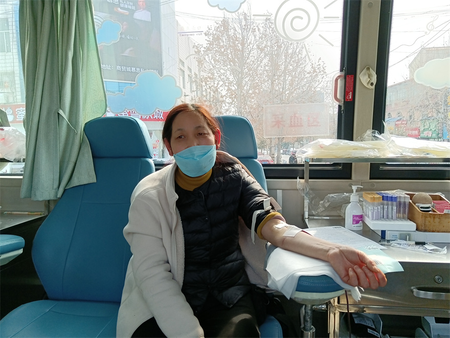 张女士57岁  累计献血12次献血量4800毫升 她表示 献血400毫升 没有影响 还可以做公益 帮助他人.jpg
