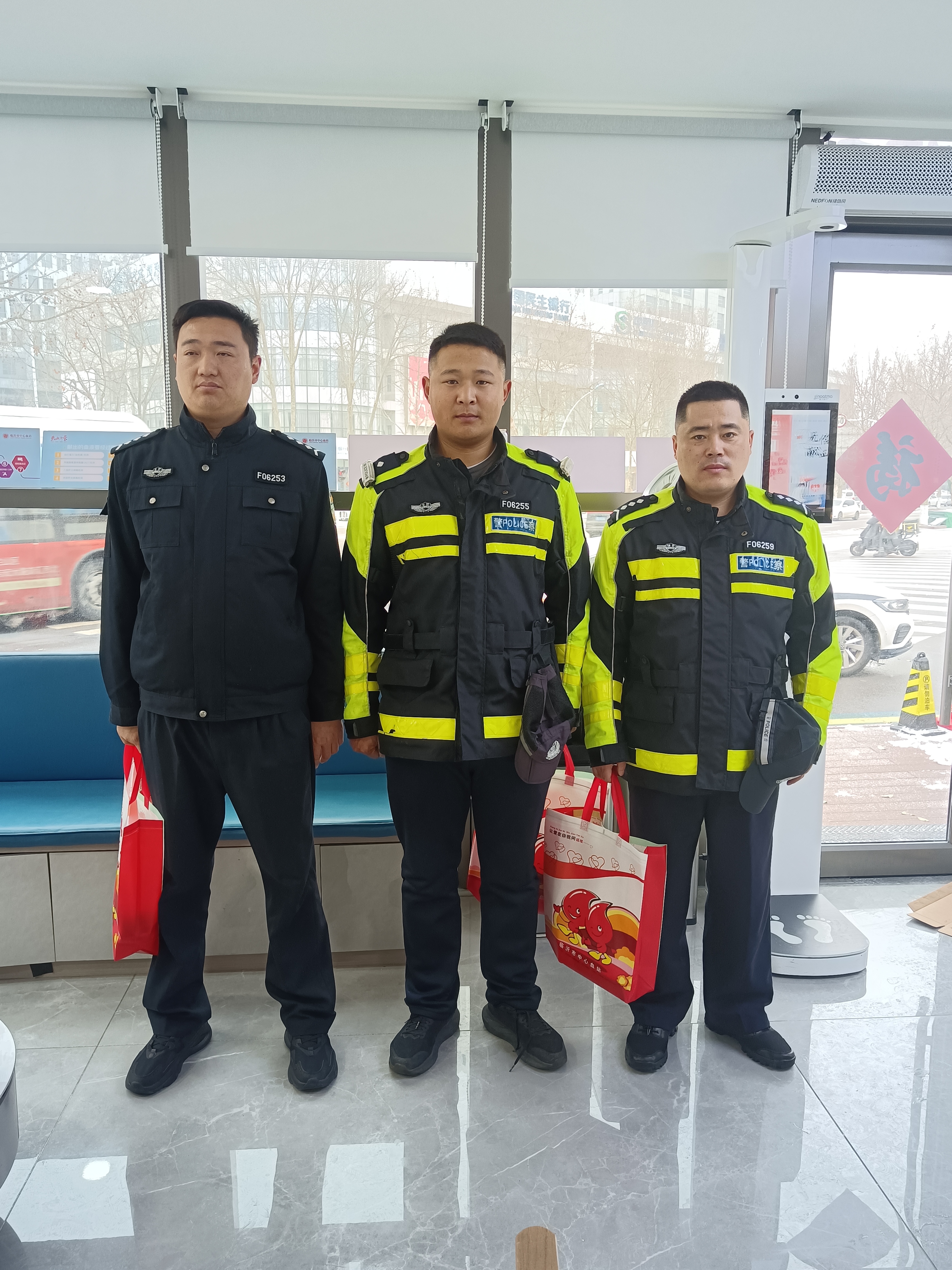 兰山区交警直属一大队的三位交警利用巡查间隙来广场献血屋奉献爱心.jpg