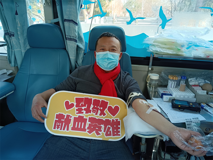 1 热心市民王先生共累计献血12次4400毫升，他在生日当天特地赶来广场献血，过一个有纪念意义的生日.jpg