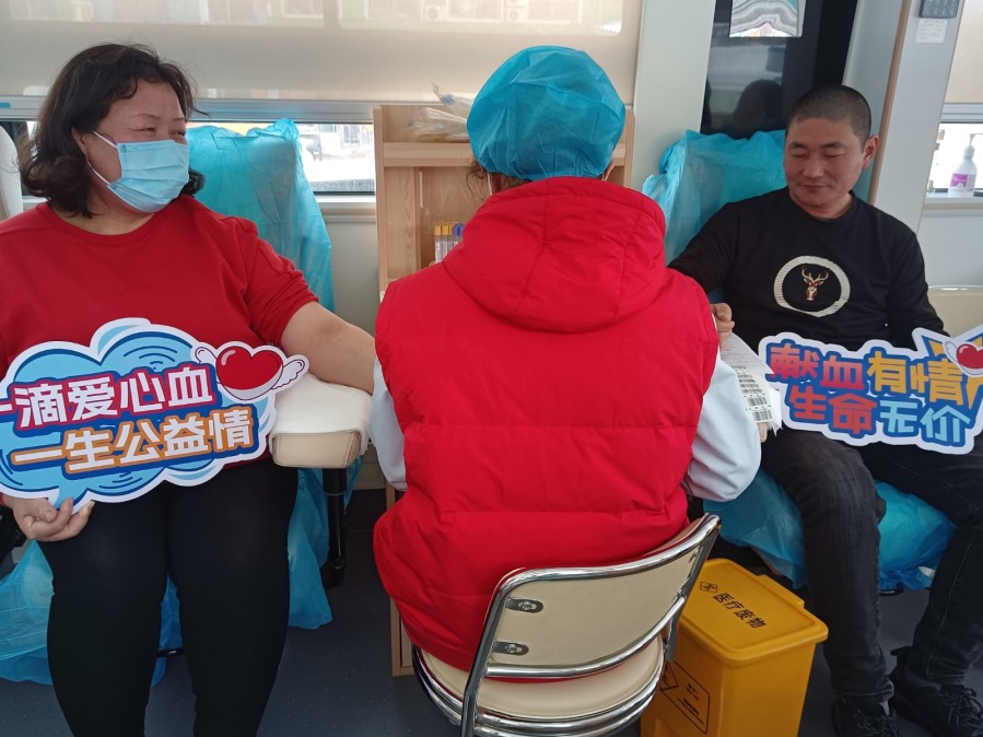 白沙埠夫妻俩一起来献血.jpg