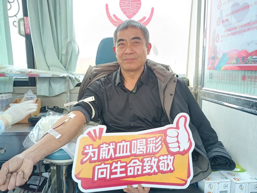 凤凰岭的张先生是一位有过14次献血经历的老熟人了，今天冒着天冷路滑专程赶来捐献热血.jpg