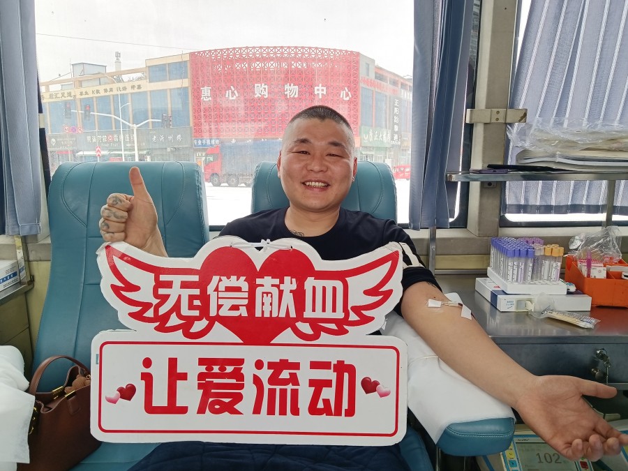 庙上第一位献血者.jpg